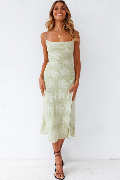 Robe Midi Femme – Coupe Ajustée – Décolleté Drapé – Tissu Luxueux – Fente Haute