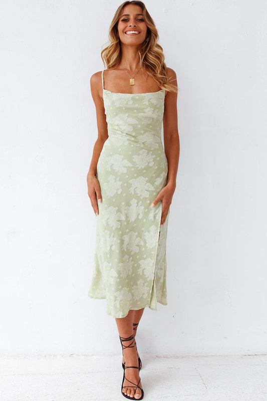 Robe Midi Femme – Coupe Ajustée – Décolleté Drapé – Tissu Luxueux – Fente Haute
