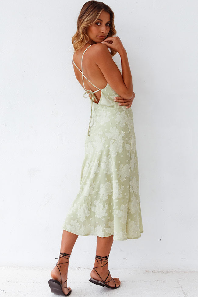 Robe Midi Femme – Coupe Ajustée – Décolleté Drapé – Tissu Luxueux – Fente Haute