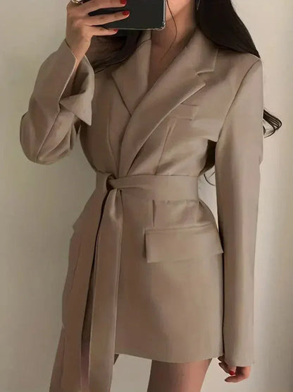 Robe Blazer Femme – Coupe Cintrée – Manches Longues – Taille Ceinturée – Mini