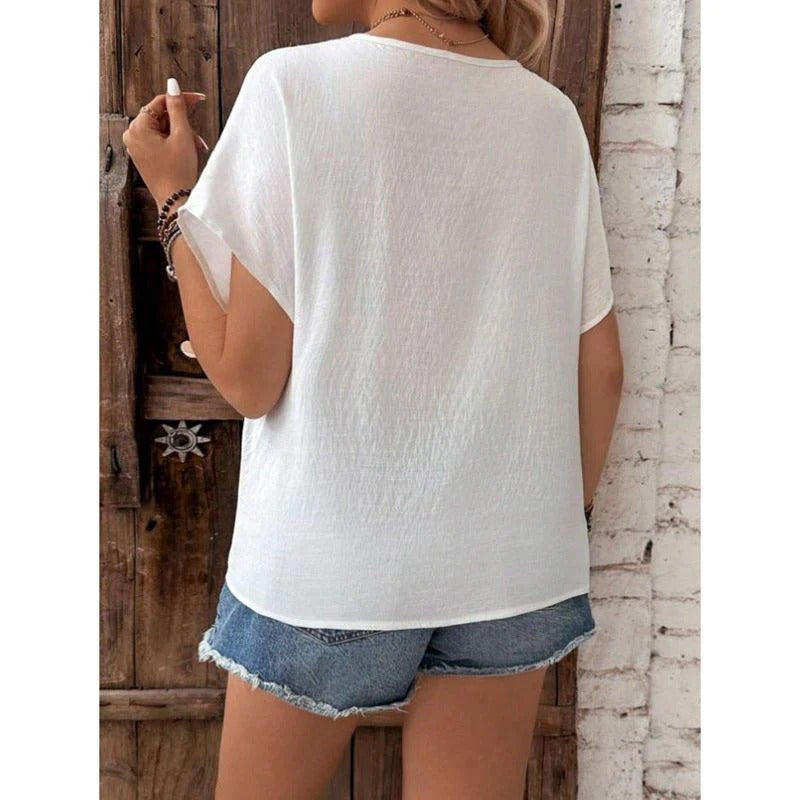 Chemise femme col V – Coupe décontractée – Dentelle – Ourlet noué – Tissu respirant