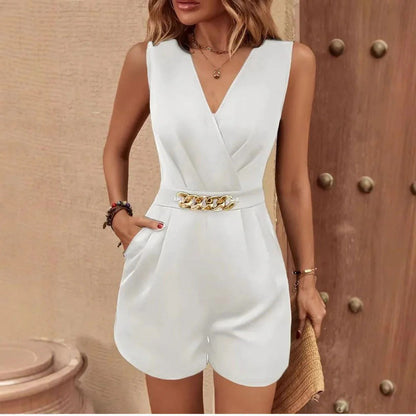 Combinaison Short Femme – Coupe Cintrée – Sans Manches – Décolleté Cache-Cœur – Ceinture Chaîne Élégante