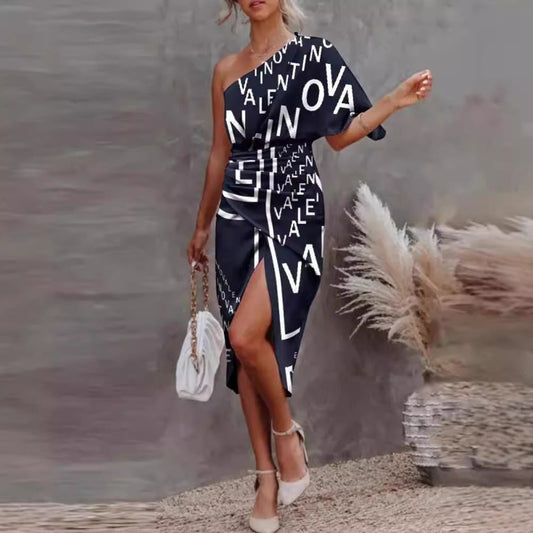 Robe moulante femme – Épaules asymétriques – Imprimé lettres – Fente – Taille nouée – Longueur midi