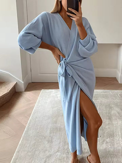 Robe longue femme – Maille douce – Coupe fluide – Décolleté V – Taille à nouer – Fente côté