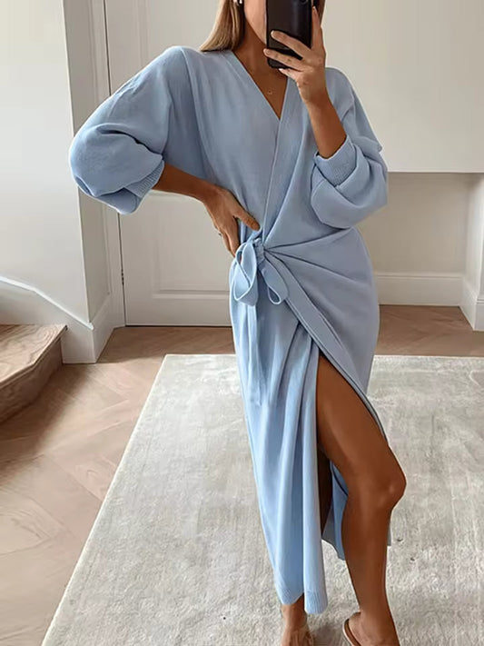 Robe longue femme – Maille douce – Coupe fluide – Décolleté V – Taille à nouer – Fente côté