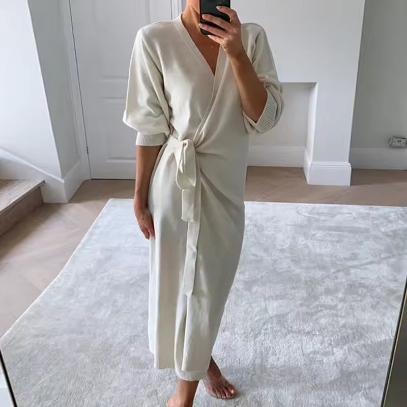 Robe longue femme – Maille douce – Coupe fluide – Décolleté V – Taille à nouer – Fente côté