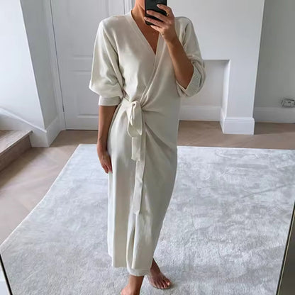 Robe longue femme – Maille douce – Coupe fluide – Décolleté V – Taille à nouer – Fente côté