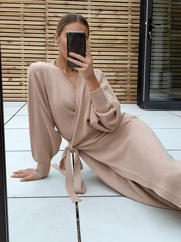 Robe longue femme – Maille douce – Coupe fluide – Décolleté V – Taille à nouer – Fente côté