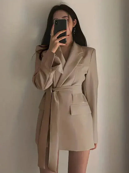Robe Blazer Femme – Coupe Cintrée – Manches Longues – Taille Ceinturée – Mini