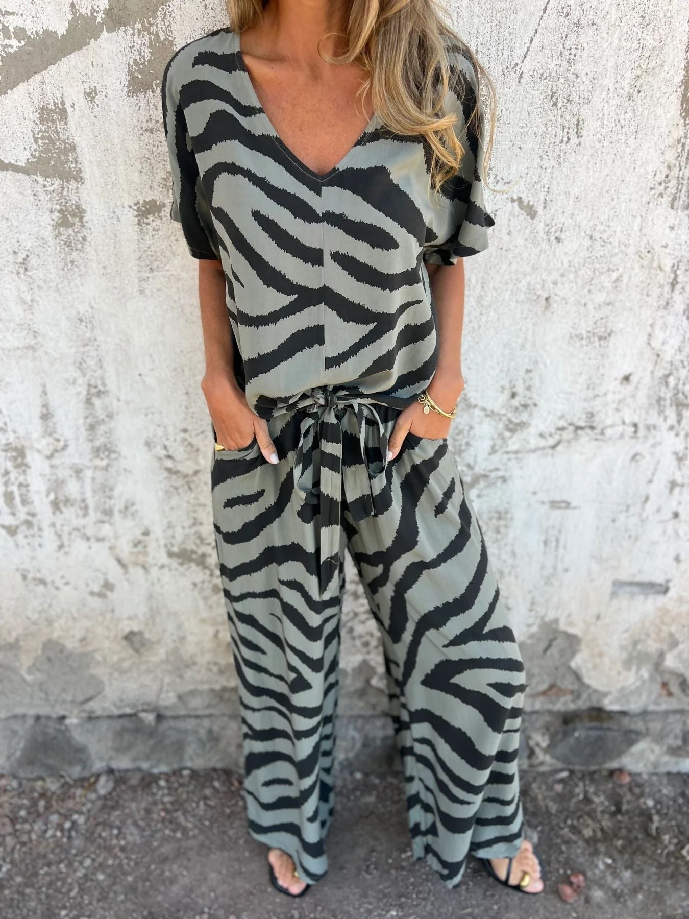 Ensemble Femme – Haut Col V à Nouer et Pantalon Large – Imprimé Zèbre – Coupe Fluide