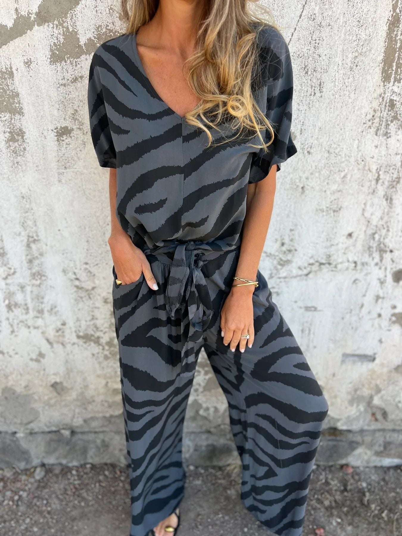 Ensemble Femme – Haut Col V à Nouer et Pantalon Large – Imprimé Zèbre – Coupe Fluide
