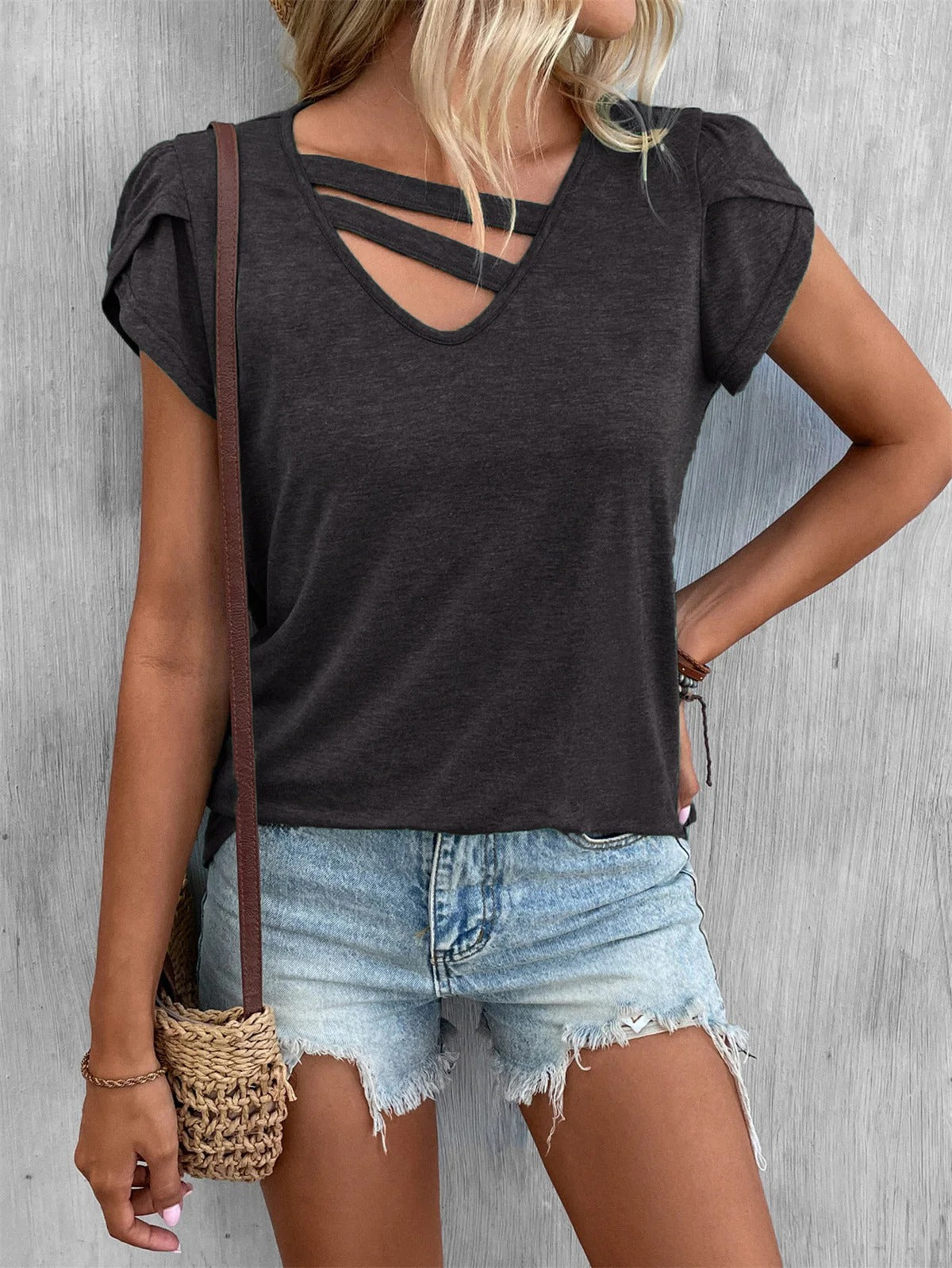 T-shirt femme col V – Maille douce – Coupe décontractée – Détail croisé – Manches courtes