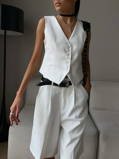 Ensemble Femme Gilet et Short – Coupe Structurée – Gilet Cintré à Boutons – Short Long Plissé