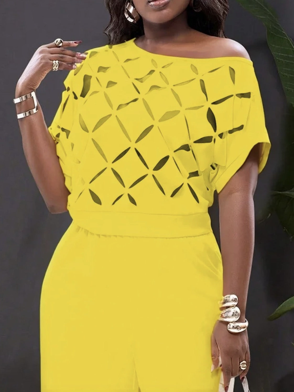 T-shirt Femme – Épaules Dénudées – Maille Douce – Coupe Ample – Motif Découpé