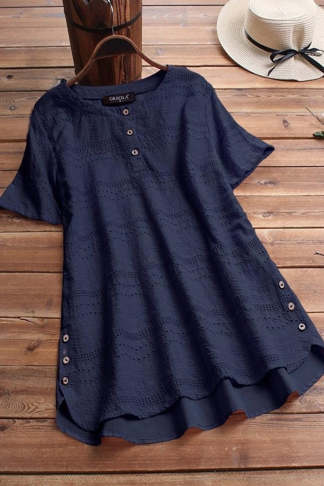 T-shirt femme – Coupe ample – Tissu respirant – Détails œillets – Col rond boutonné