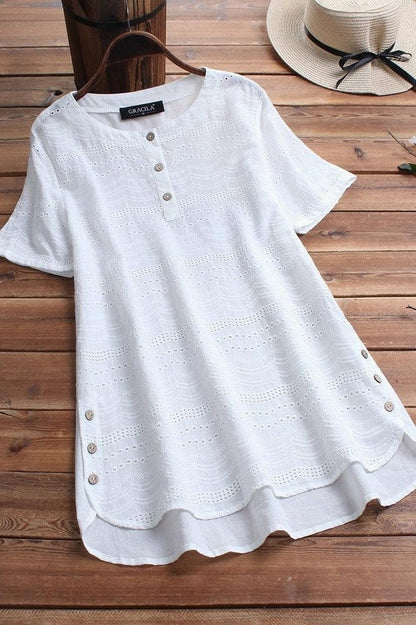 T-shirt femme – Coupe ample – Tissu respirant – Détails œillets – Col rond boutonné